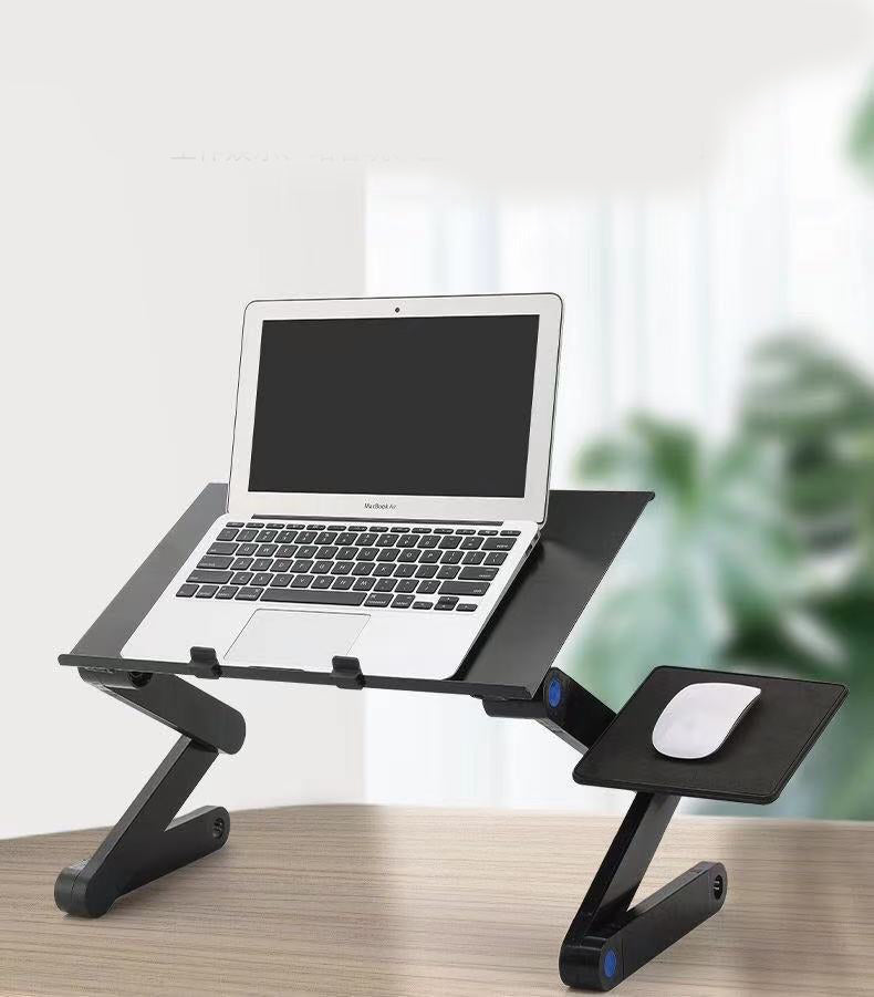 Mesa de escritório dobrável com notebook e mouse sobre o tampo, em uso no home office