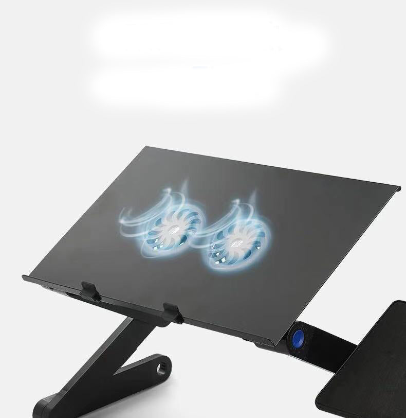Mesa de escritório dobrável com notebook aberto e os dois coolers em funcionamento