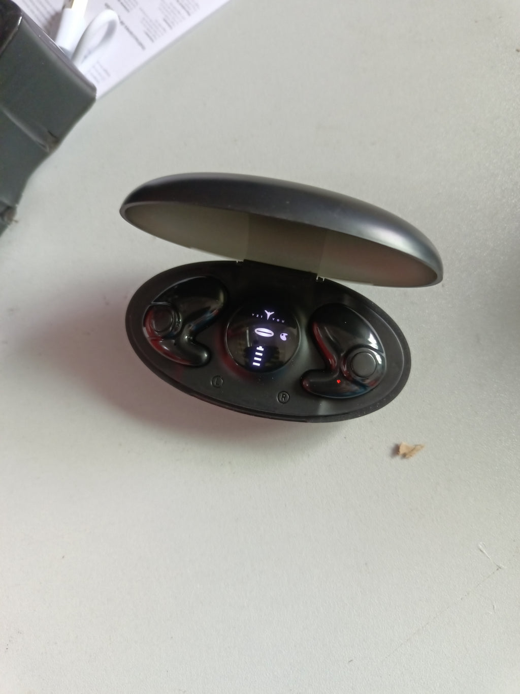 Fone Bluetooth sem fio em close, detalhe da espuma e do alto-falante