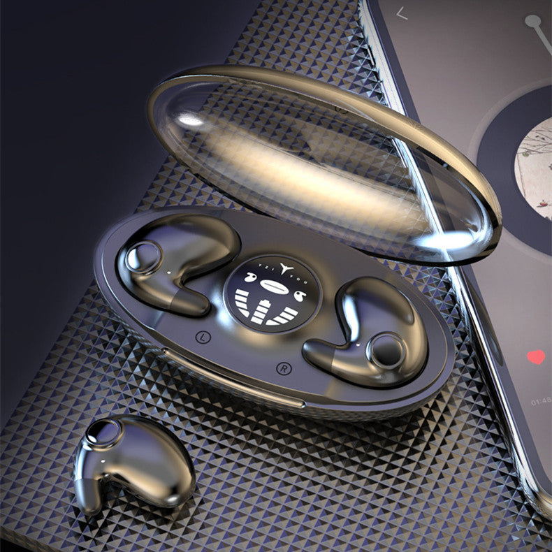 Fone Bluetooth sem fio preto visto de frente, com estojo de carregamento rápido ao lado