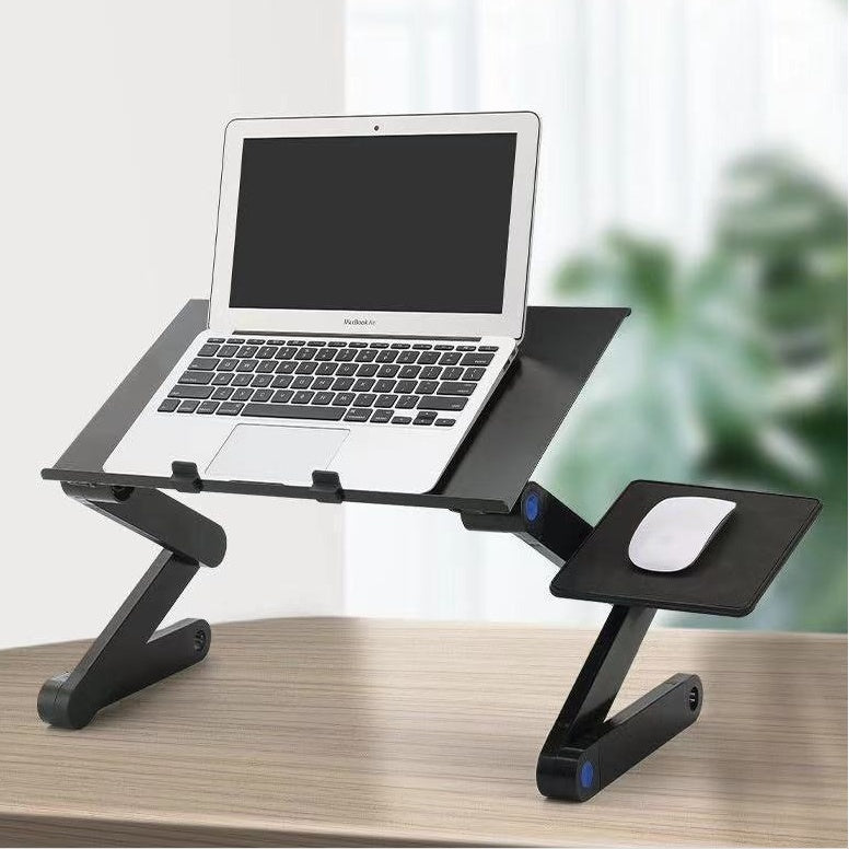Mesa de escritório dobrável com notebook apoiado e dois coolers visíveis na estrutura